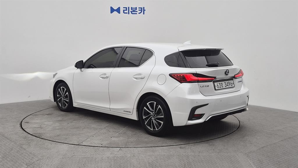 Lexus CT200h Supreme 5