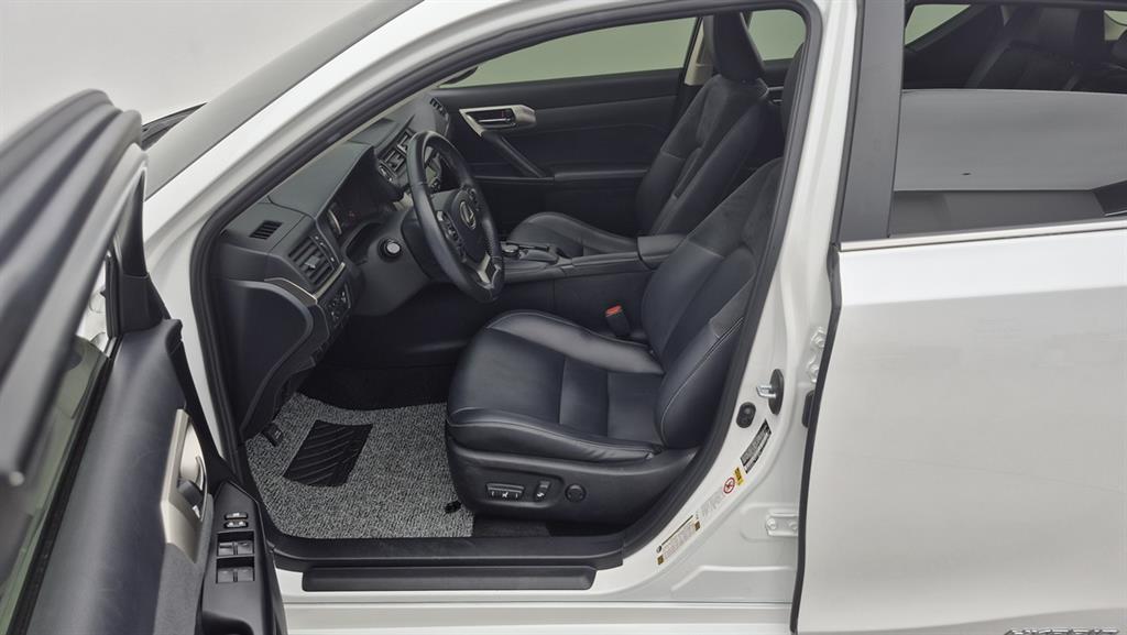 Lexus CT200h Supreme 6