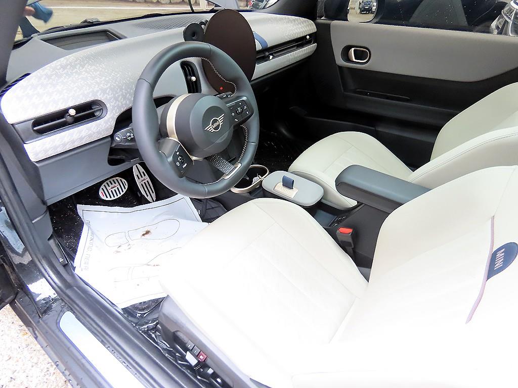 Mini Cooper Favoured 8