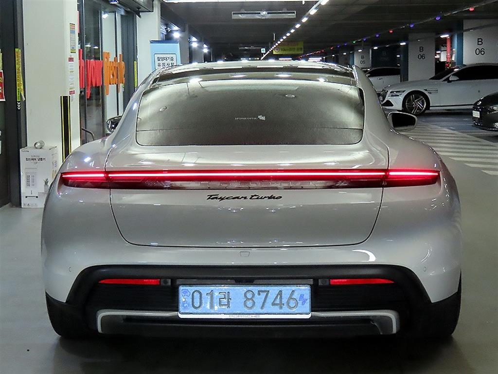 Porsche Taycan Turbo 6