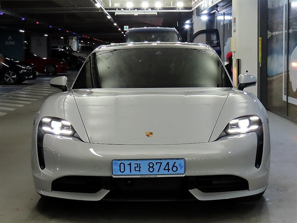 Porsche Taycan Turbo 3