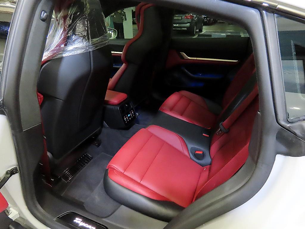 Porsche Taycan Turbo 8