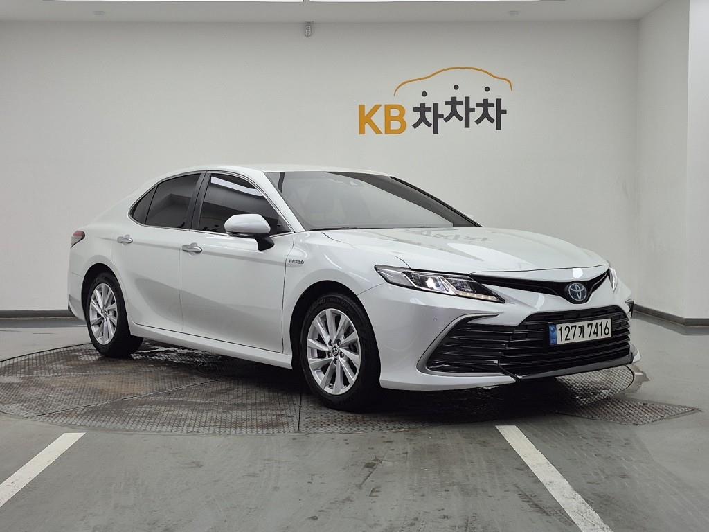 Toyota Camry 2.5 Hybrid LE 3