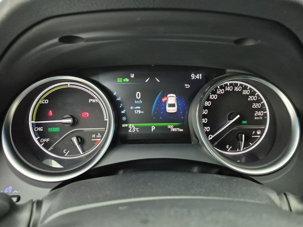 Toyota Camry 2.5 Hybrid LE 8