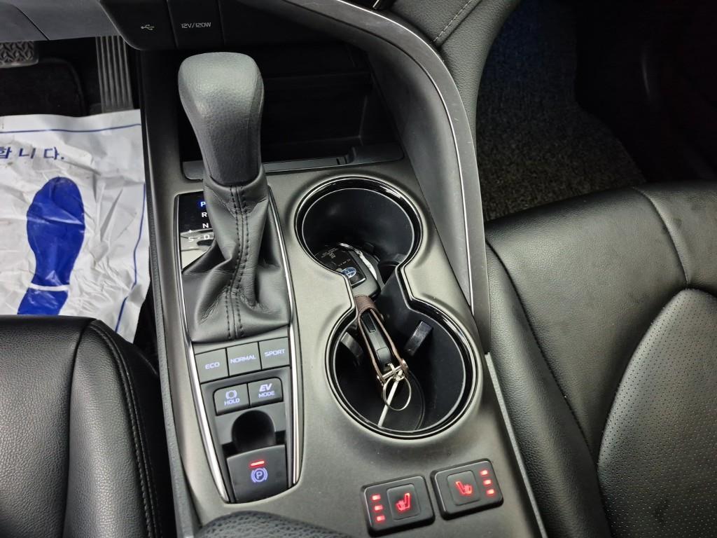 Toyota Camry 2.5 Hybrid LE 9