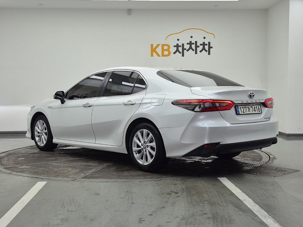 Toyota Camry 2.5 Hybrid LE 4