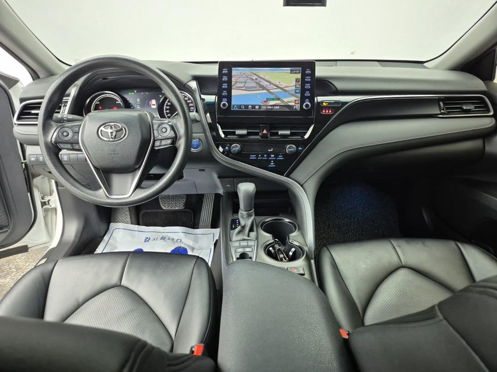 Toyota Camry 2.5 Hybrid LE 6