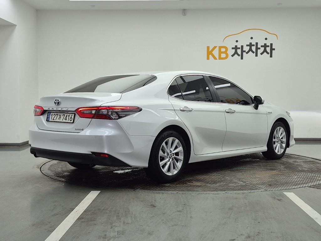 Toyota Camry 2.5 Hybrid LE 5