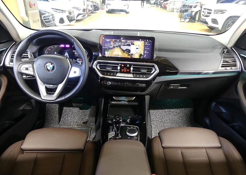 BMW X3 xDrive 20i Base Type 5