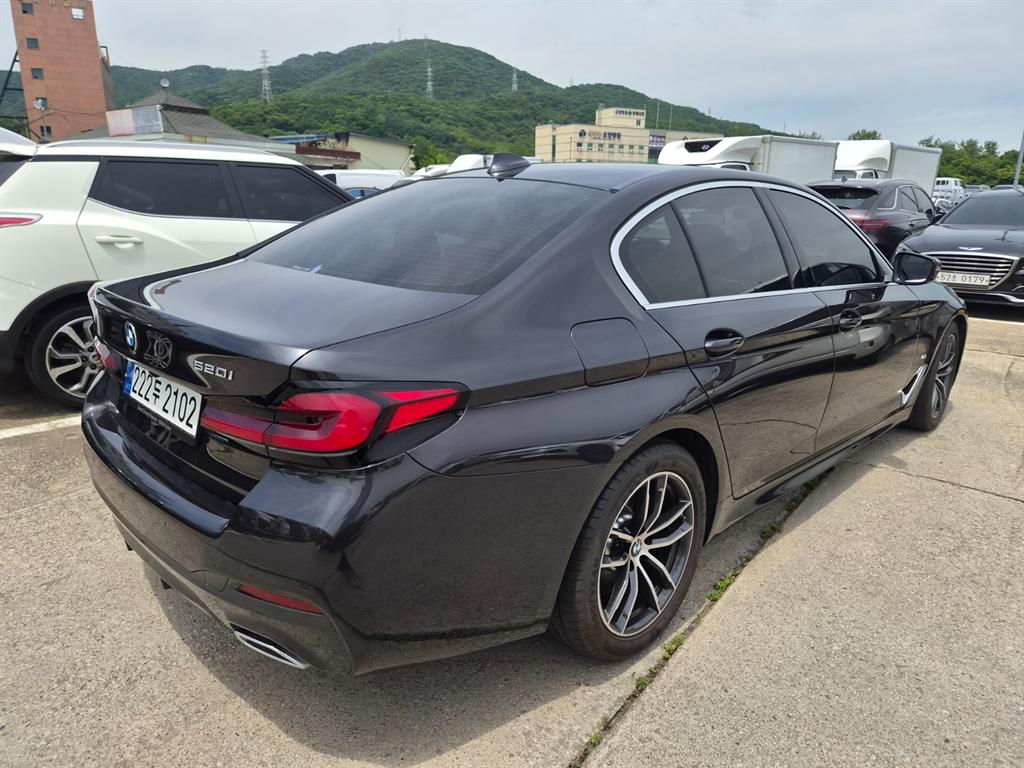 BMW 5 Series 520i M Sport — фото 3
