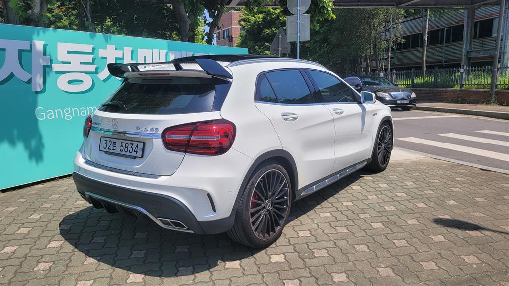 Mercedes-Benz GLA-Class GLA45 AMG 4MATIC 8