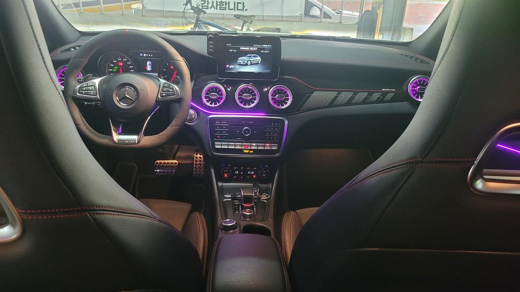 Mercedes-Benz GLA-Class GLA45 AMG 4MATIC 9