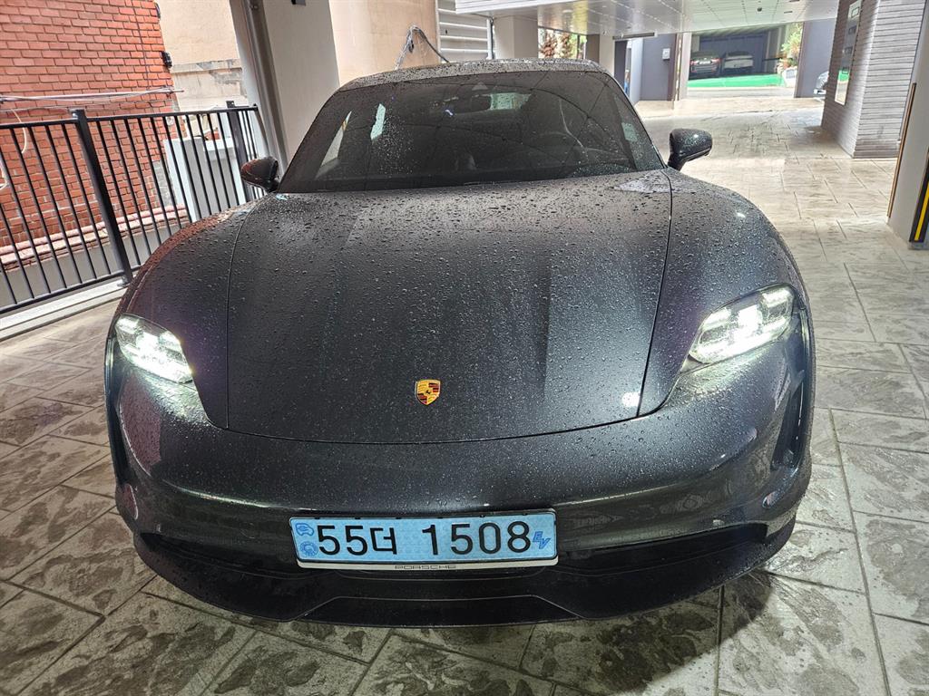 Porsche Taycan Base