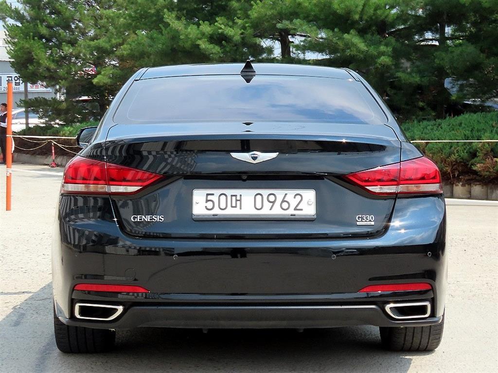 HYUNDAI Genesis - Vista 4