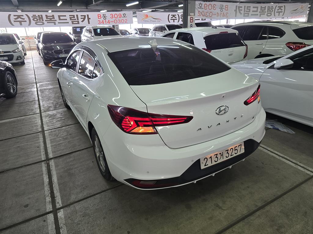 HYUNDAI Avante - Vista 5