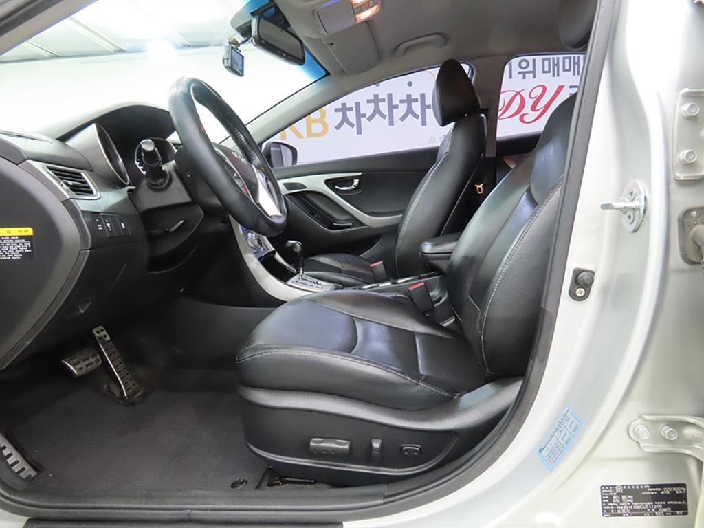 HYUNDAI Avante - Vista 5
