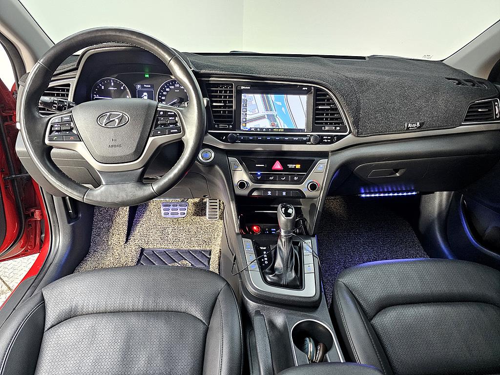 HYUNDAI Avante - Vista 5