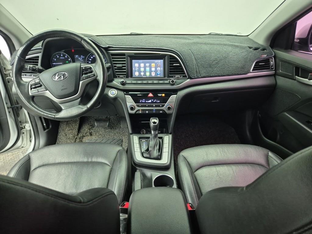 HYUNDAI Avante - Vista 5