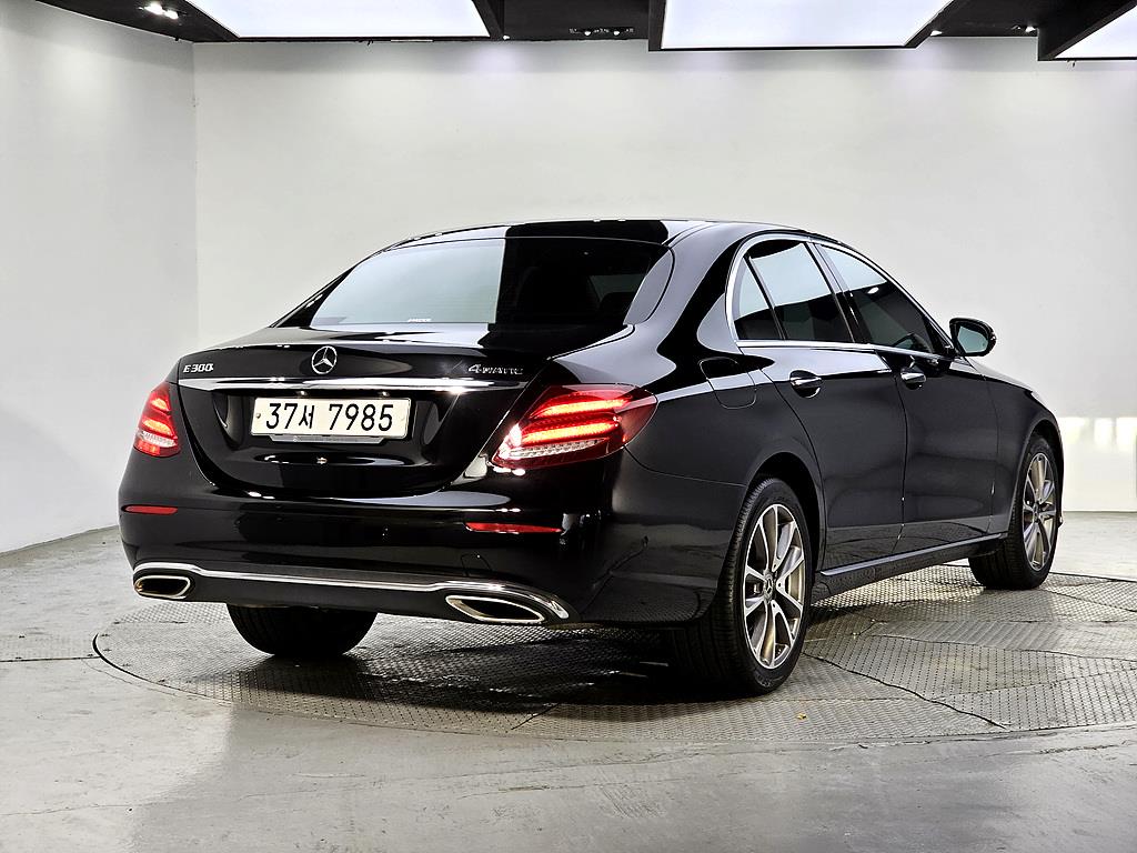 Mercedes Benz E class - Vista 4