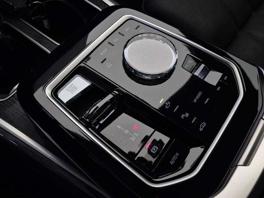 Genesis G70 740i xDrive M Sport 8