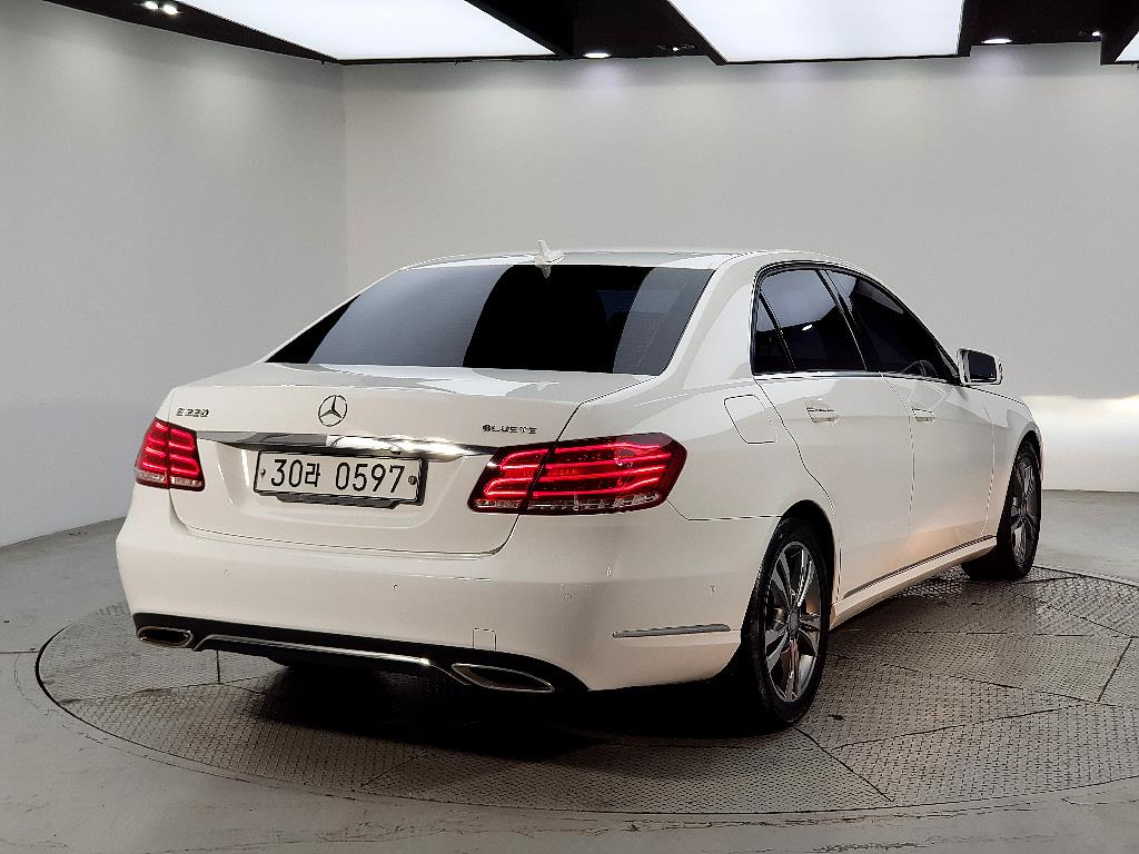 Mercedes Benz E class - Vista 4