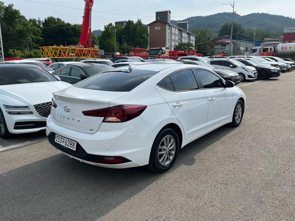 HYUNDAI Avante - Vista 5