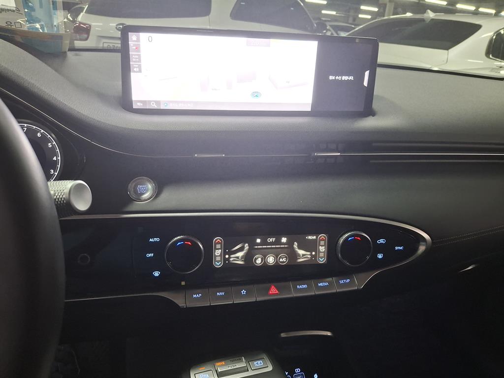 Genesis GV70 - Vista 5