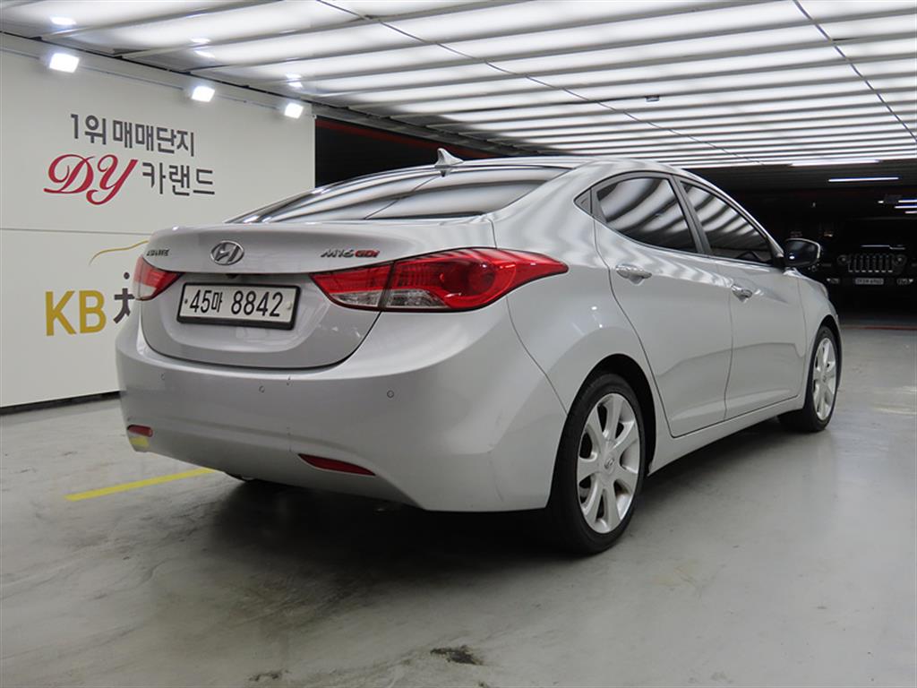HYUNDAI Avante - Vista 4