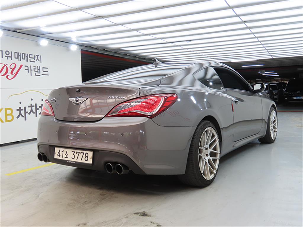 HYUNDAI Genesis - Vista 4