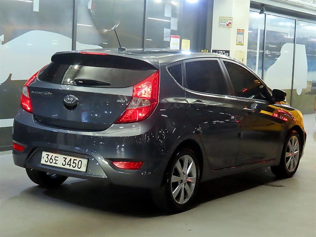 HYUNDAI Accent - Vista 4