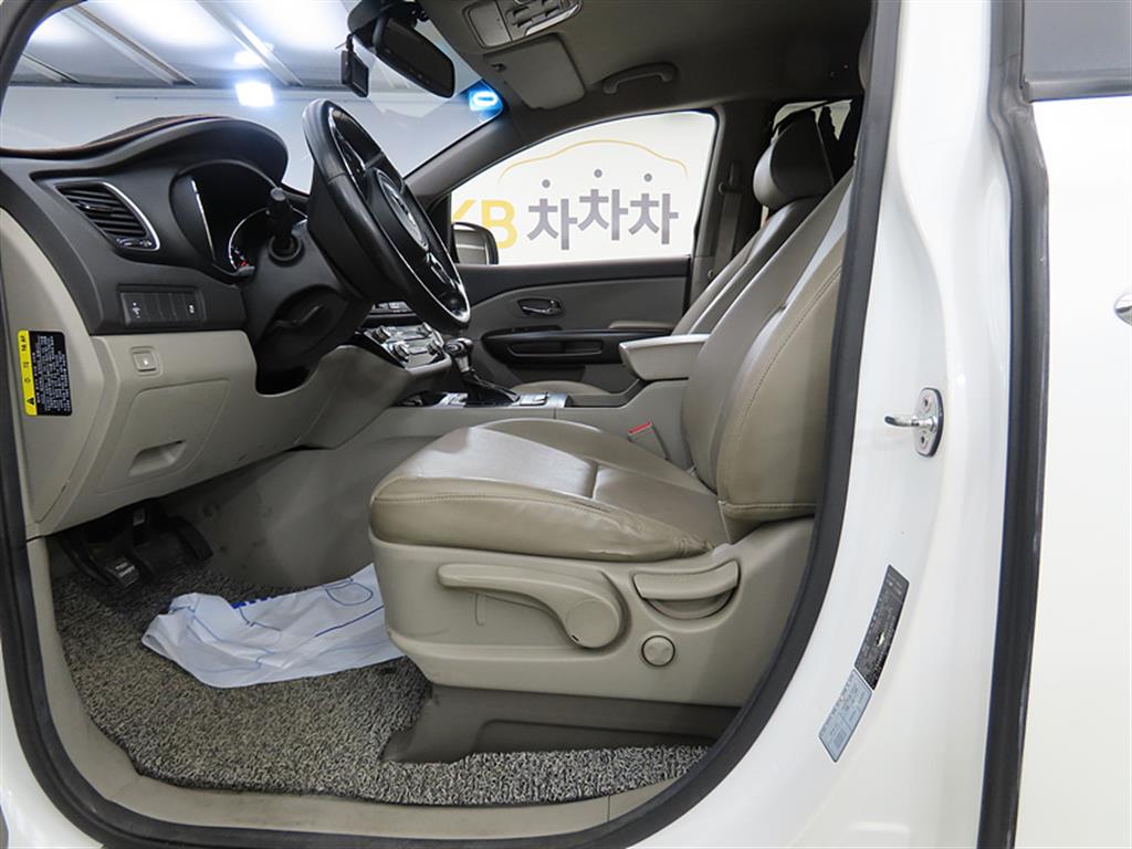 KIA Carnival - Vista 5