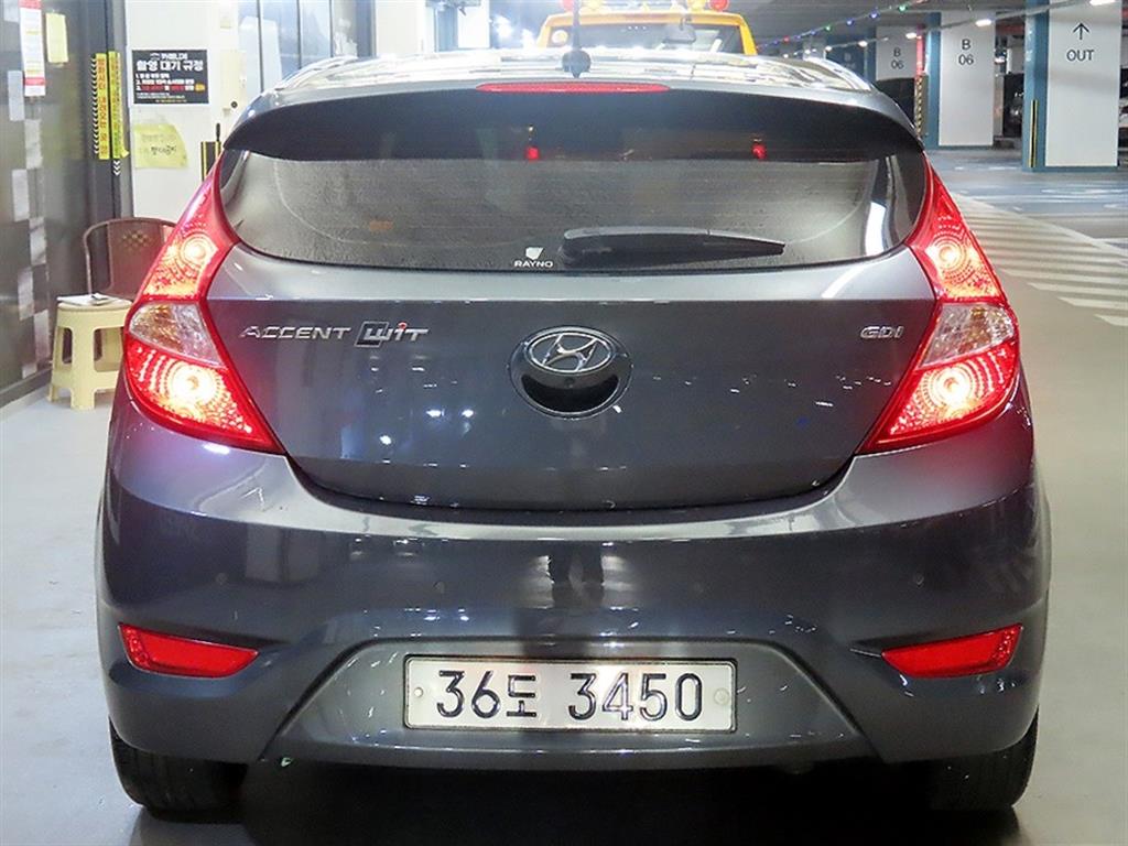 HYUNDAI Accent - Vista 5
