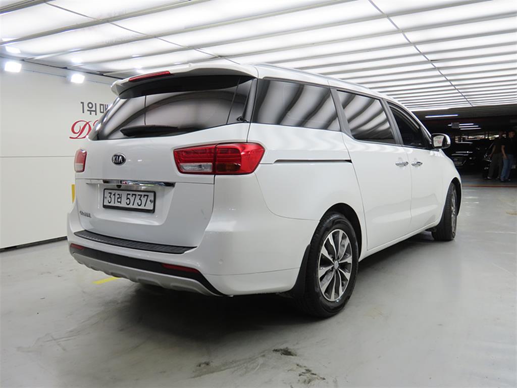 KIA Carnival - Vista 4