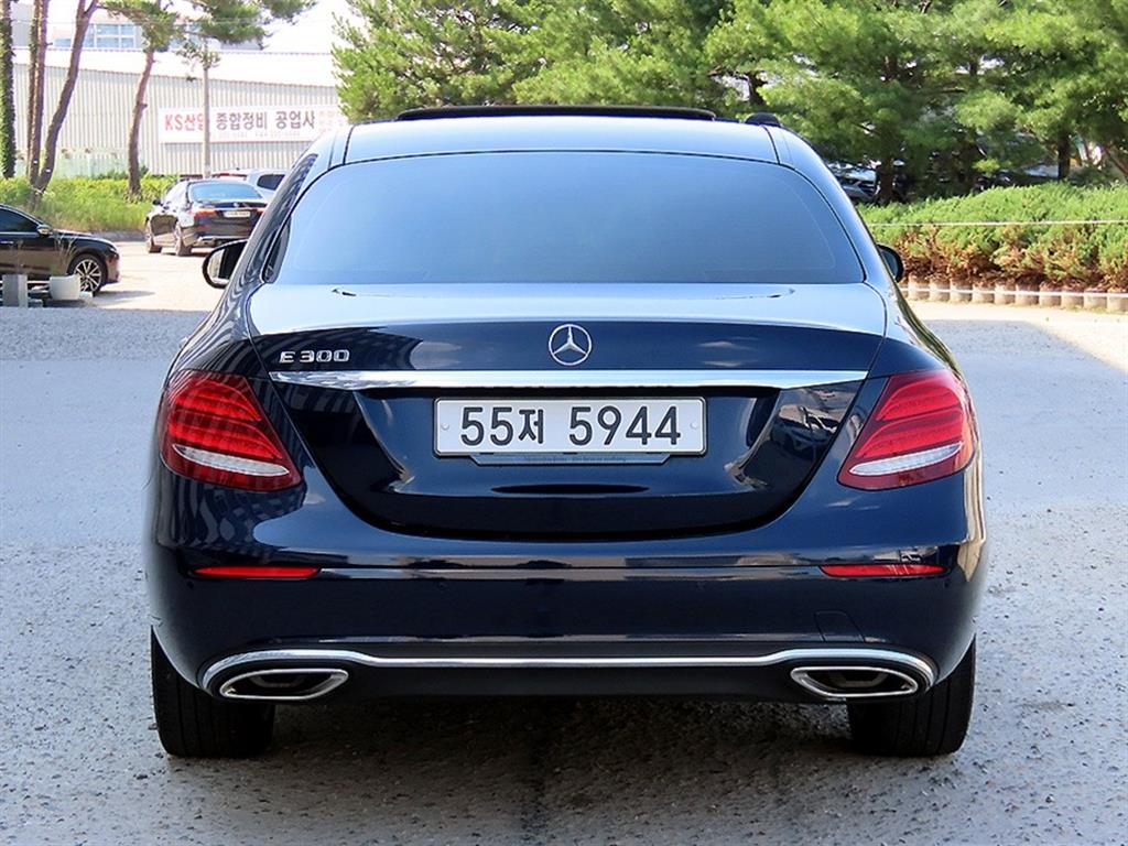 Mercedes Benz E class - Vista 4