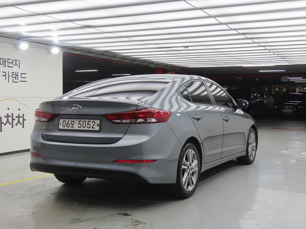 HYUNDAI Avante - Vista 4