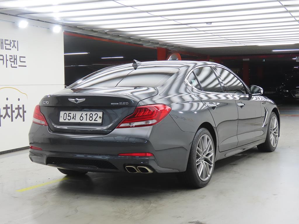 Genesis G70 - Vista 4