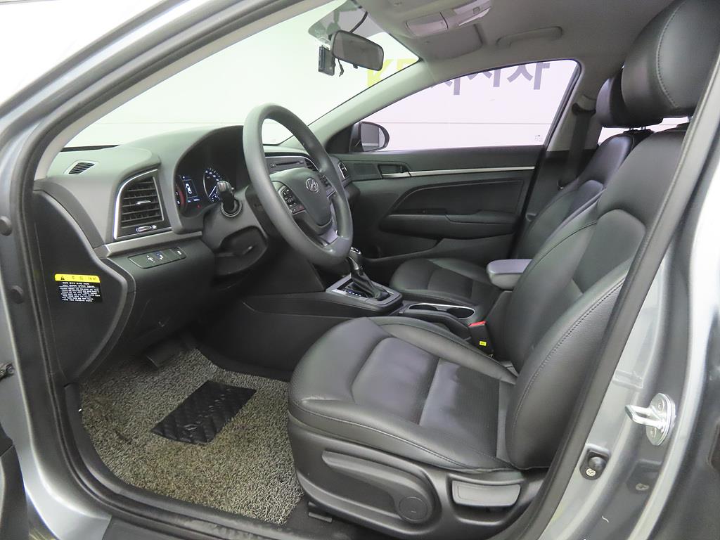 HYUNDAI Avante - Vista 5