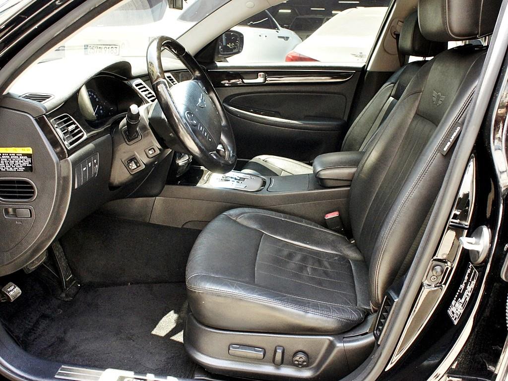 HYUNDAI Genesis - Vista 5