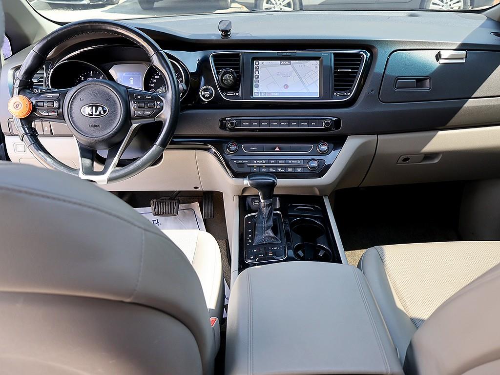 KIA Carnival - Vista 5