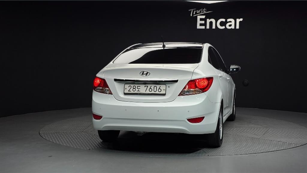 HYUNDAI Accent - Vista 4