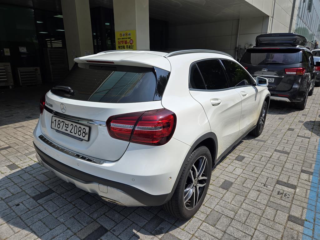 Mercedes Benz GLA Class - Vista 4