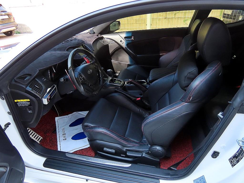 HYUNDAI Genesis - Vista 5