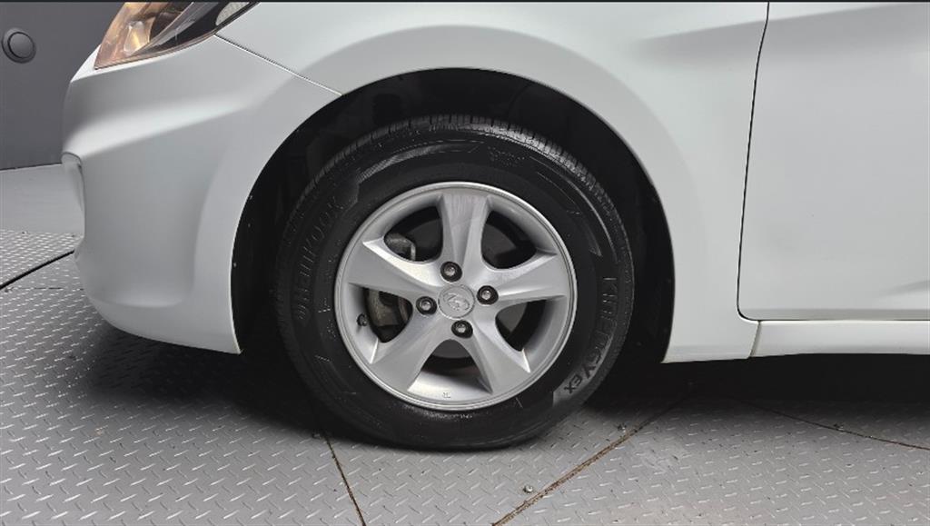 HYUNDAI Accent - Vista 5