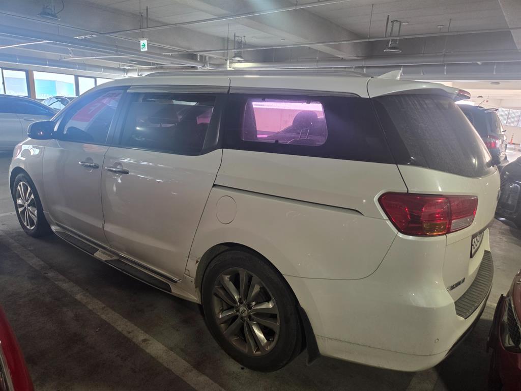 KIA Carnival - Vista 5