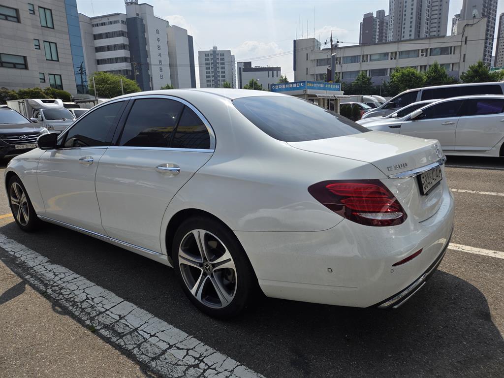 Mercedes Benz E class - Vista 4