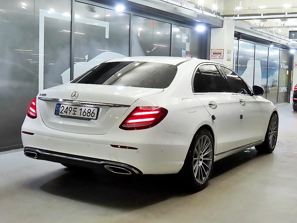 Mercedes Benz E class - Vista 4
