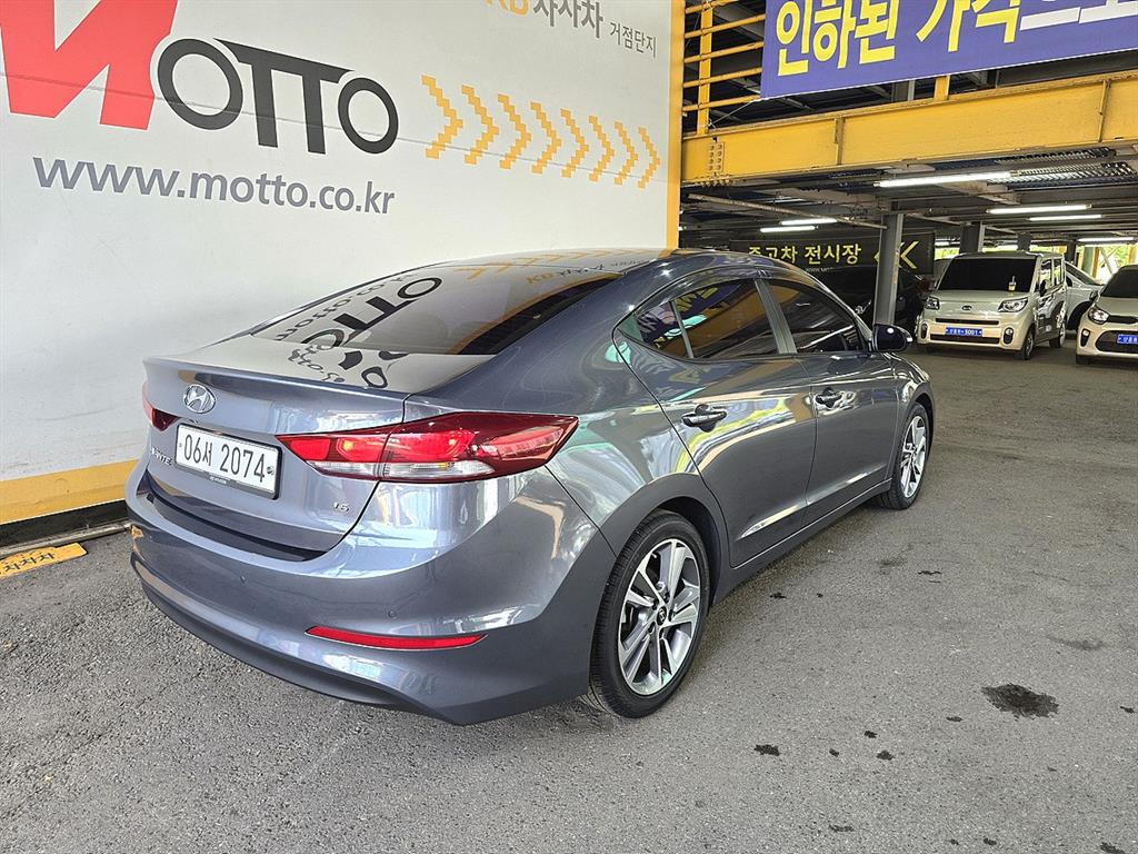 HYUNDAI Avante - Vista 5