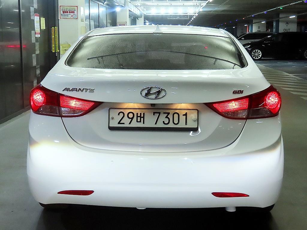 HYUNDAI Avante - Vista 5
