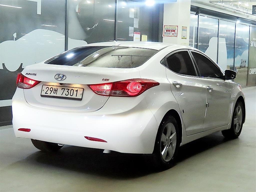 HYUNDAI Avante - Vista 4
