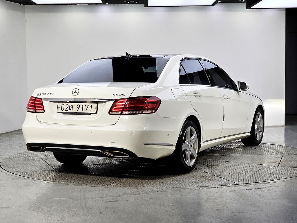 Mercedes Benz E class - Vista 4
